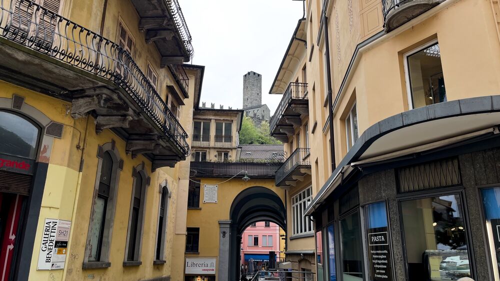Bellinzona - Altstadtblick auf Festung