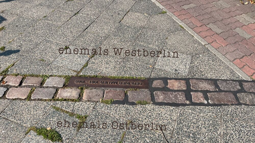 Berliner Mauer - Orientierungsmarkierungen Ost-West