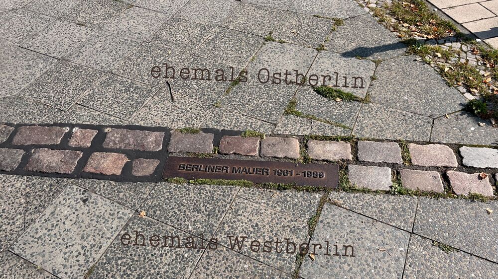 Berliner Mauer - Orientierungsmarkierungen Ost-West