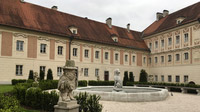 © Edith Spitzer, Wien / Steyr, OÖ - Schloss Lamberg_Innenhof / Zum Vergrößern auf das Bild klicken
