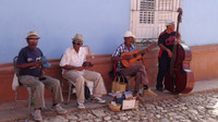 © 55PLUS Medien GmbH, Wien / Edith Spitzer / Trinidad, Kuba - Straßenspieler / Zum Vergrößern auf das Bild klicken